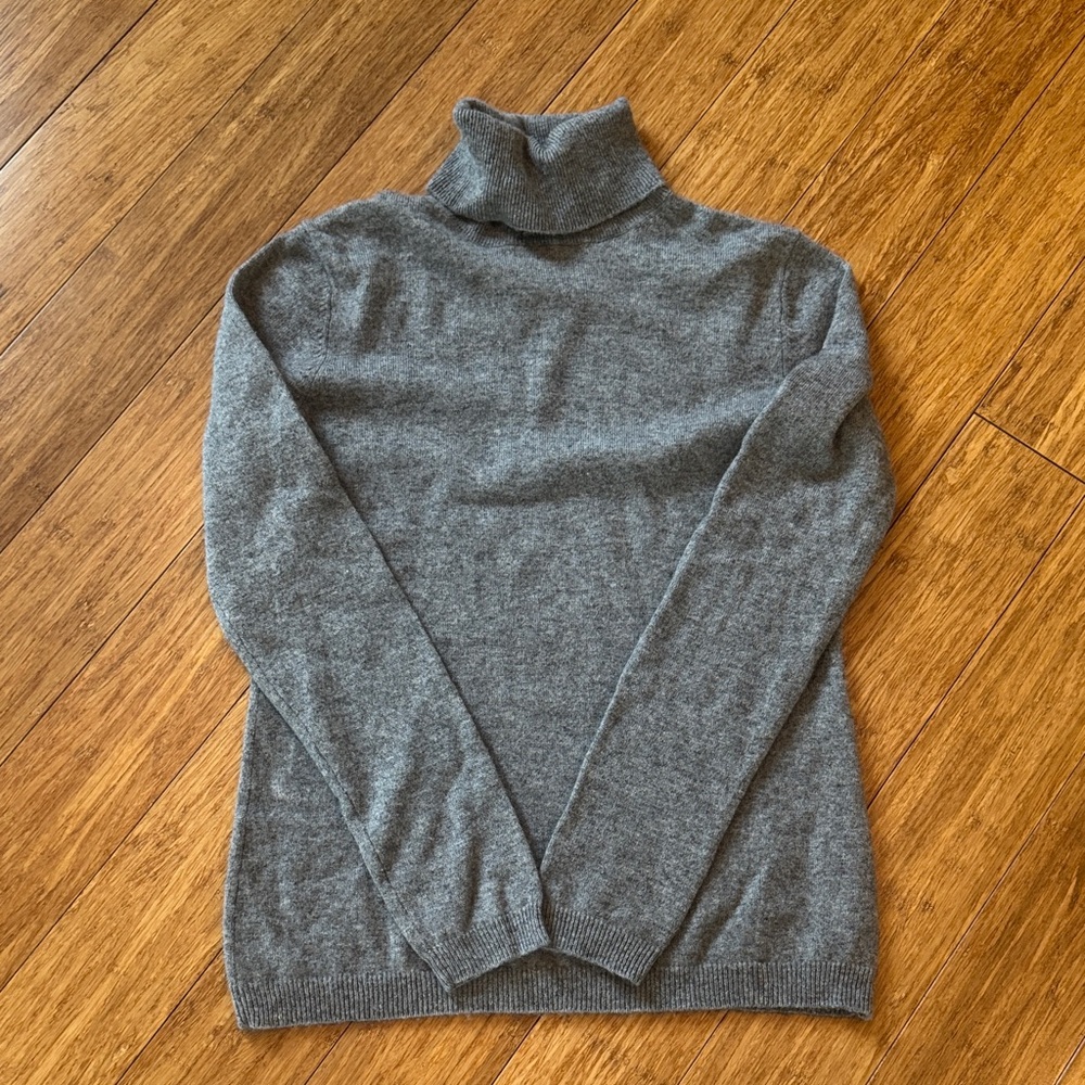 Neiman Marcus Cashmere turtleneck sweater